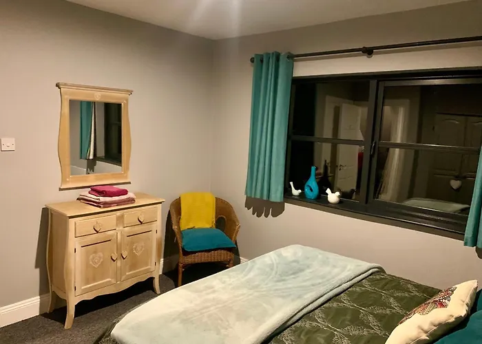 Vakantiehuis 33 Old Village V93k66x 4 King Beds Sleeps 8 Sharing Killarney