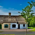 Дом отдыха 33 Old Village V93k66x 4 King Beds Sleeps 8 Sharing *