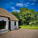 Дом отдыха 33 Old Village V93k66x 4 King Beds Sleeps 8 Sharing Килларни