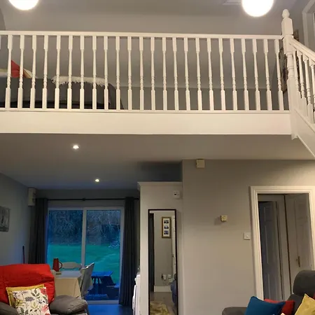 בית נופש 33 Old Village V93k66x 4 King Beds Sleeps 8 Sharing קיל איירן