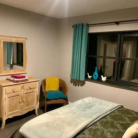 בית נופש 33 Old Village V93k66x 4 King Beds Sleeps 8 Sharing קיל איירן