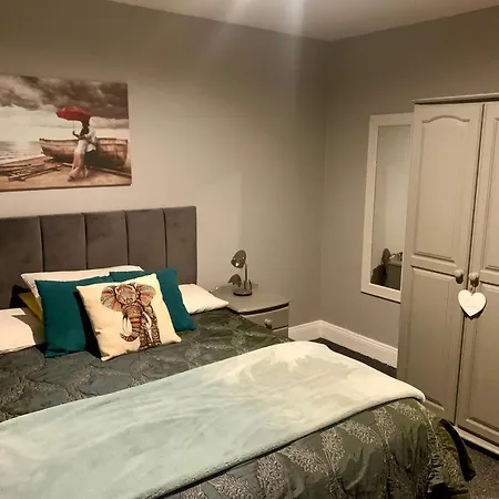 33 Old Village V93k66x 4 King Beds Sleeps 8 Sharing קיל איירן