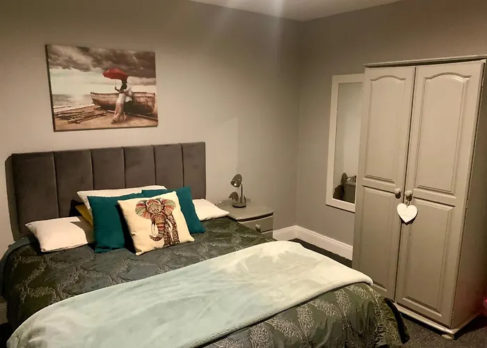33 Old Village V93k66x 4 King Beds Sleeps 8 Sharing קיל איירן